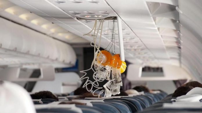 Trong phần hướng dẫn an toàn bay trước khi máy bay cất cánh, tiếp viên luôn khuyên hành khách trong trường hợp máy bay gặp sự cố, mọi người nên đeo mặt nạ oxy cho mình trước rồi mới hỗ trợ người ngồi cạnh. Ảnh: Alamy.
