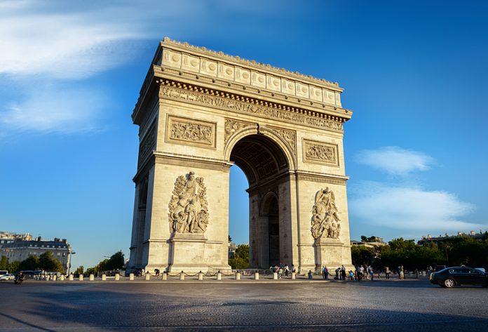 Khải Hoàn môn là địa danh nổi tiếng ở thủ đô Paris. Ảnh: Envato.