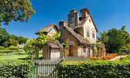 The Mill, một công trình tại làng  Hameau de la Reine. Nó không có chức năng gì ngoài mục đích trang trí. Ảnh: Alex Drop/Flickr.