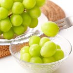 Tục đón năm mới trên thế giới Nhiều người thắc mắc tại sao người Tây Ban Nha lại ăn nho, thay vì loại quả khác. Phương án thuyết phục đuọc nhiều người nhất vì nho nhỏ, nên mọi người có thể kịp ăn hết một quả trong khoảng thời gian đồng hồ điểm một tiếng. Ảnh: Expatica.