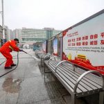 Cuộc chạy trốn khỏi Vũ Hán của nữ du khách Một công nhân đang làm công tác phòng dịch bên ngoài nhà ga xe lửa ở Vũ Hán. Ảnh: AP.