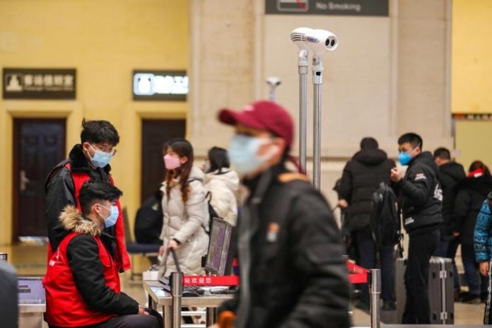 Trước đó, vào ngày 21/1, nhiều công ty du lịchTrung Quốc, trong đó có Ctrip - công ty du lịch trực tuyến lớn nhất nước - ra thông báo về việc du khách sẽ được hoàn tiền nếu hủy tour tới Vũ Hán. Ảnh: Reuters.