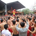 Cởi trần giữa cái lạnh 13 độ, rước quả pháo khổng lồ Thanh niên trai tráng cởi trần tham gia lễ hội mặc kệ giá lạnh. /// Giang Ngọc