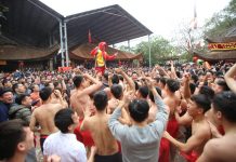 Cởi trần giữa cái lạnh 13 độ, rước quả pháo khổng lồ Thanh niên trai tráng cởi trần tham gia lễ hội mặc kệ giá lạnh. /// Giang Ngọc