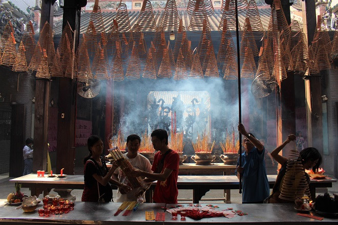 Người Sài Gòn 'rủ nhau' đi chùa Bà Chợ Lớn đầu năm mới Canh Tý 2020 - ảnh 6