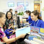 Đảm bảo an toàn cho khách Việt đi Trung Đông Vụ máy bay bị bắn hạ tại Iran khiến nhiều khách hàng tỏ ra lo lắng. Tuy nhiên, sau khi nắm bắt thông tin và tìm hiểu kỹ thông qua công ty du lịch, du khách an tâm hơn và vẫn mua tour đi Dubai hay Nepal. Trong ảnh, khách tìm hiểu tour tại Vietravel. Ảnh: Hồ Trinh.