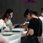 Khách sạn yêu cầu 7 nhân viên xét nghiệm virus corona Khách sạn phát mặt nạ phẫu thuật hay thuốc khử trùng cho nhân viên, khách và có một bộ phân chuyên trách giúp đỡ, hỗ trợ nếu khách lưu trú cần giúp đỡ. Ảnh: Timothy David/Straitstimes.