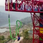 Công viên bắt lợn nhảy bungee Một nhân viên quan hệ công chúng của công viên giải trí cho biết con lợn này sau đó sẽ được dùng để làm thức ăn, phục vụ một bữa tiệc tiễn năm cũ, đón năm mới của công ty. Ảnh: Weibo.