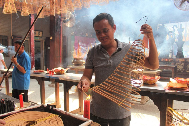 Người Sài Gòn 'rủ nhau' đi chùa Bà Chợ Lớn đầu năm mới Canh Tý 2020 - ảnh 8