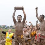 ‘Chấp’ 13 độ, cả trăm người đàn ông cởi trần trầm mình giữa bùn lầy Cướp Trái Đội cướp trái đã giành chiến thắng. /// Giang Ngọc