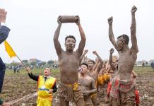 ‘Chấp’ 13 độ, cả trăm người đàn ông cởi trần trầm mình giữa bùn lầy Cướp Trái Đội cướp trái đã giành chiến thắng. /// Giang Ngọc