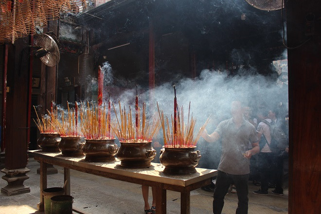 Người Sài Gòn 'rủ nhau' đi chùa Bà Chợ Lớn đầu năm mới Canh Tý 2020 - ảnh 9