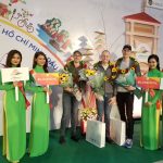 TP.HCM tặng vé khứ hồi quốc tế, tour tham quan cho du khách xông đất 2020 Những du khách đầu tiên xông đất TP.HCM được tặng quà và đón tiếp trang trọng /// Diệu Mi