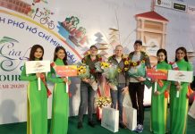 TP.HCM tặng vé khứ hồi quốc tế, tour tham quan cho du khách xông đất 2020 Những du khách đầu tiên xông đất TP.HCM được tặng quà và đón tiếp trang trọng /// Diệu Mi