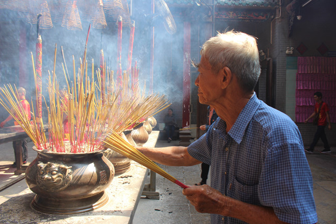 Người Sài Gòn 'rủ nhau' đi chùa Bà Chợ Lớn đầu năm mới Canh Tý 2020 - ảnh 10