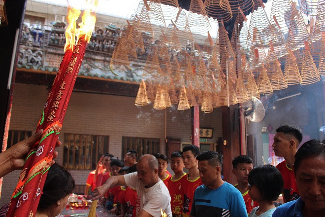 Người Sài Gòn 'rủ nhau' đi chùa Bà Chợ Lớn đầu năm mới Canh Tý 2020 - ảnh 12