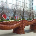 Chiêm ngưỡng chậu đào cổ hình rồng ‘khổng lồ’ giá 1,5 tỉ đồng "Long quyển ngũ hành sơn" là tác phẩm nghệ thuật độc đáo với "chậu" đào khổng lồ hình rồng dài hơn 8m, nặng hơn 9 tấn. /// Ảnh: Giang Ngọc