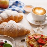 Nỗi lo không hợp thức ăn của khách hàng khi du lịch châu Âu Khẩu phần sáng của người châu Âu thường là trái cây, bánh mì và ngũ cốc /// Tugo