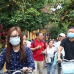 Hội An phát khẩu trang miễn phí cho khách tham quan phố cổ Hoi An phat khau trang mien phi cho khach tham quan pho co hinh anh 1 1_zing_2_.jpg
