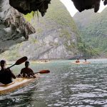 Vịnh Lan Hạ (Cát Bà) trở thành một trong những vịnh đẹp nhất thế giới Du khách khám phá vịnh Lan Hạ /// Ảnh Lê Tân