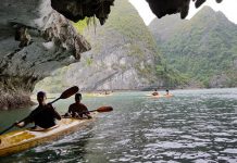 Vịnh Lan Hạ (Cát Bà) trở thành một trong những vịnh đẹp nhất thế giới Du khách khám phá vịnh Lan Hạ /// Ảnh Lê Tân