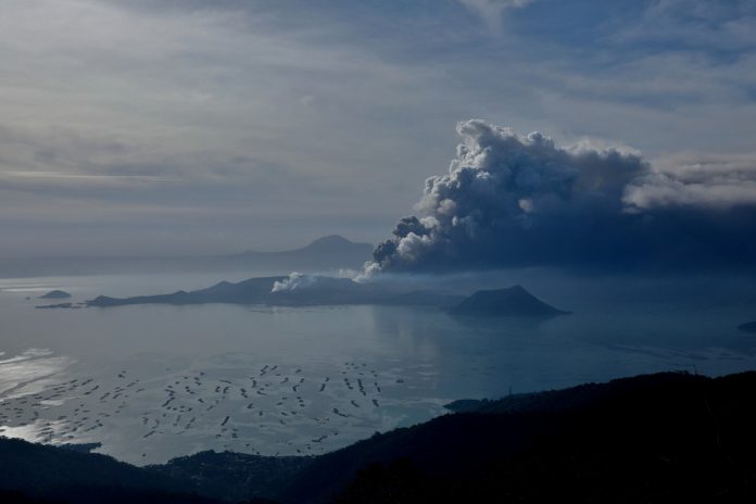Trước khi ‘thức giấc’ sau 40 năm, núi lửa ở Philippines hấp dẫn du khách như thế nào? - Ảnh 1.