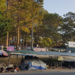 Nhếch nhác hàng quán tan hoang trước khu du lịch Thung lũng Tình yêu Từ khi KDL Thung lũng Tình yêu dời cổng đến vị trí khác, việc buôn bán của người dân bị ngưng trệ, hàng quán bị bỏ hoang /// Lâm Viên