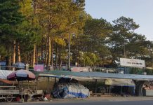 Nhếch nhác hàng quán tan hoang trước khu du lịch Thung lũng Tình yêu Từ khi KDL Thung lũng Tình yêu dời cổng đến vị trí khác, việc buôn bán của người dân bị ngưng trệ, hàng quán bị bỏ hoang /// Lâm Viên