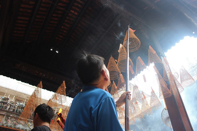 Người Sài Gòn 'rủ nhau' đi chùa Bà Chợ Lớn đầu năm mới Canh Tý 2020 - ảnh 13