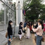 Nhà thờ đóng cửa vì lo ngại dịch virus corona, du khách chụp ảnh trước hàng rào Du khách chụp ảnh nhà thờ Con Gà qua hàng rào. /// ẢNH: NGỌC HÂN