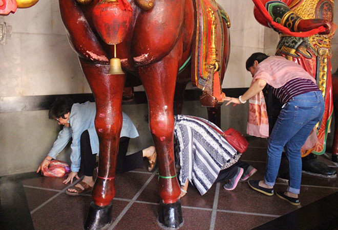 Vào Chợ Lớn xem người người đi chùa rung chuông ngựa lấy may mắn năm mới Canh Tý - ảnh 11