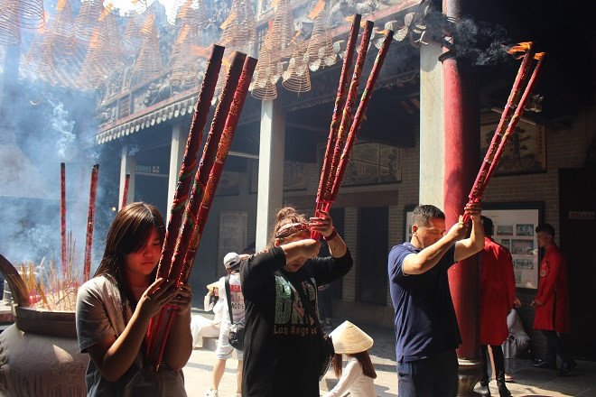Người Sài Gòn 'rủ nhau' đi chùa Bà Chợ Lớn đầu năm mới Canh Tý 2020 - ảnh 14