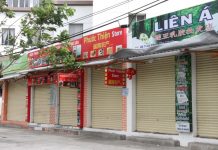 Khách Trung Quốc vắng bóng ở Nha Trang, nhiều cửa hàng đìu hiu Nhiều cửa hàng trước đây vốn phục vụ rất đông khách Trung Quốc nhưng hiện đang đóng cửa /// Ảnh: Nguyễn Chung