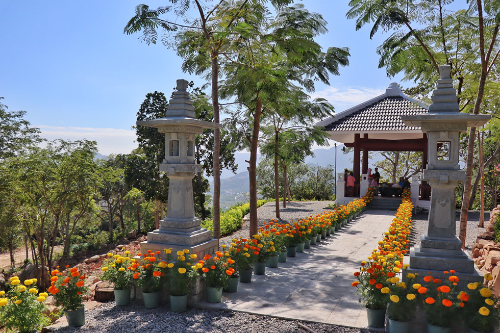 Lên chùa cheo leo sườn núi, ngắm toàn cảnh vịnh Nha Trang - ảnh 1