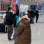 Các kiểu tránh virus nCoV của hành khách Một người phụ nữ đội túi giấy bóng lên đầu. Tại Trung Quốc, hành khách sẽ bị cấm sử dụng phương tiện giao thông công cộng nếu họ không đeo khẩu trang.