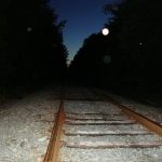 Bí ẩn ánh sáng trên đường ray Các bóng sáng xuất hiện trên đường ray. Ảnh: Moneyman1870/Flickr.