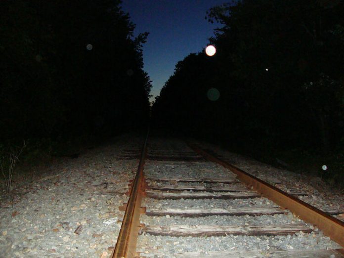 Các bóng sáng xuất hiện trên đường ray. Ảnh: Moneyman1870/Flickr.