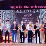 Tugo trao cúp cho 5 đối tác tour đồng hành Đại diện công ty trao cúp cho các đối tác. Ảnh: Tugo.