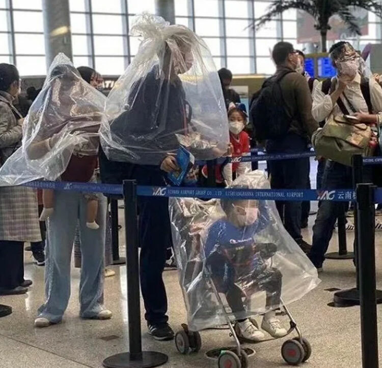 Một gia đình khác gồm hai người lớn và hai trẻ nhỏ xuất hiện tại một sân bay ở Trung Quốc đã quấn túi nilon kín người, nhằm ngăn sự lây nhiễm virus.