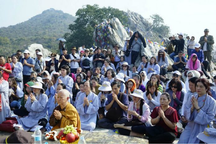 Đoàn Phật tử tham dự lễ cầu an tại núi Linh Thứu - là nơi Đức Phật giảng những bài kinh. Ảnh: Vietravel.