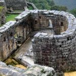 Khách phóng uế trong đền thiêng Đền Mặt Trời bên trong thành cổ Machu Picchu. Ảnh: Jaunty Jane.