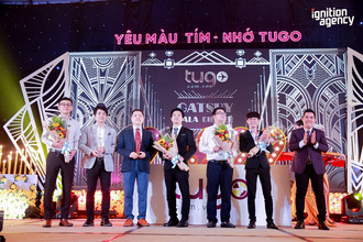 Công ty Tugo trao thưởng cúp cho các đối tác. Ảnh: Tugo