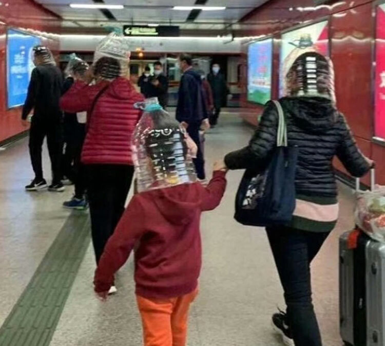 Trên ảnh là người mẹ và đứa con của mình xuất hiện tại ga tàu điện ngầm ở Hong Kong.