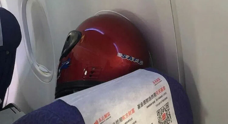 Trên một chuyến bay từ Thượng Hải, Trung Quốc đến Perth, một người đàn ông đã đội mũ bảo hiểm lên máy bay và trùm kín đầu. Những hành khách khác có mặt trên chuyến bay cũng cho biết mọi người đều đeo khẩu trang kín mít. Khi máy bay hạ cánh, chúng cũng được khử trùng.