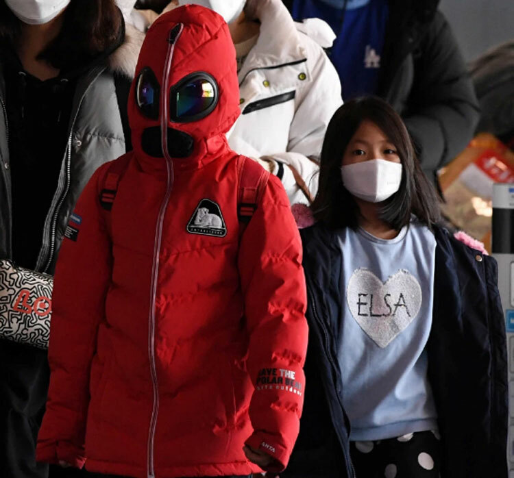 Dịch viêm phổi Vũ Hán (nCoV) đã khiến 213 người thiệt mạng, hơn 7.700 ca nhiễm bệnh trên toàn thế giới và WHO đã phải ban bố tình trạng khẩn cấp toàn cầu. Trên ảnh là một hành khách tham gia phương tiện công cộng ở Seoul, Hàn Quốc và bịt kín mít từ đầu đến chân để phòng virus nCoV trong thời điểm hiện tại.
