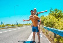 Cặp đôi du lịch qua 13 nước bằng cách đi nhờ xe Cap doi du lich qua 13 nuoc bang cach di nho xe hinh anh 1 71184625_564215104331370_6621950398286149009_n.jpg