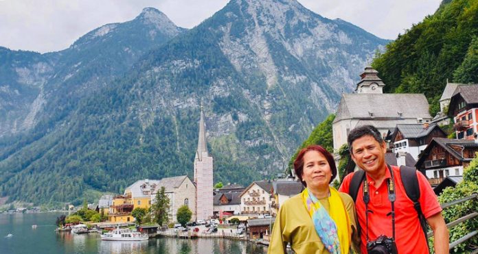 Hai vợ chồng anh Thịnh trong chuyến du lịch tới làng Hallstatt, Áo. Ảnh: Nguyễn Tất Thịnh.
