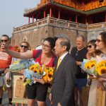 Vắng khách Trung Quốc, du khách quốc tế đến Huế vẫn tăng cao dịp Tết Canh Tý Du khách quốc tế xông đất cố đô Huế vui vẻ chụp hình lưu niệm với Chủ tịch UBND tỉnh Thừa Thiên - Huế, ông Phan Ngọc Thọ /// D.T