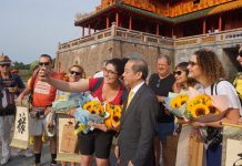 Vắng khách Trung Quốc, du khách quốc tế đến Huế vẫn tăng cao dịp Tết Canh Tý Du khách quốc tế xông đất cố đô Huế vui vẻ chụp hình lưu niệm với Chủ tịch UBND tỉnh Thừa Thiên - Huế, ông Phan Ngọc Thọ /// D.T