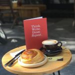 7 quán cà phê mở cửa xuyên Tết Craic CafeQuán cafe nằm tại số 92C Nguyễn Hữu Huân nổi tiếng với trào lưu bia úp ngược. Quán có một tầng, diện tích nhỏ, tuy nhiên khách có thể ngồi ngoài vỉa hè. Ngày Tết, quán mở cửa từ 7h tới 3h sáng hôm sau. Các món đồ uống được nhiều người yêu thích ở đây là Cappuccino, cà phê trứng, coco loco. Ngoài ra, quán còn phục vụ các món ăn nhẹ như lạc rang cháy tỏi, chân gà rang muối, bánh mì xúc xích và sụn gà sốt bơ chanh.... Đồ ăn và đồ uống có giá khoảng 30.000 - 80.000 đồng. Ảnh: Craic Cafe.